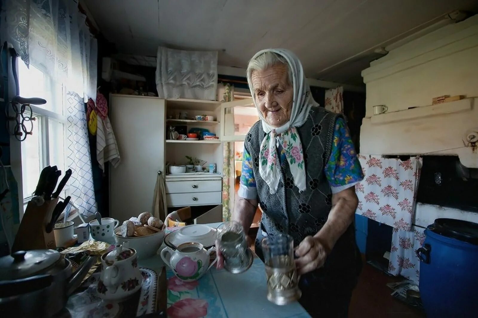 Бабушка в деревне. Деревенский дом старушка. Бабка в деревне. Бабушка в деревенском доме. Впереди всех быстро шел небольшой сухонький старичок