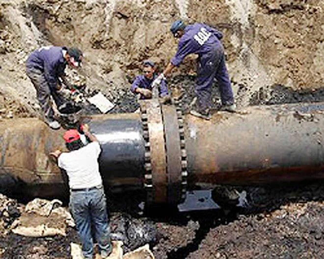 Несанкционированная врезка. Врезка в нефтепровод. несанкционированная врезка в нефтепровод. несанкционированные врезки в магистральные нефтепроводы. врезка в трубопровод нефти.