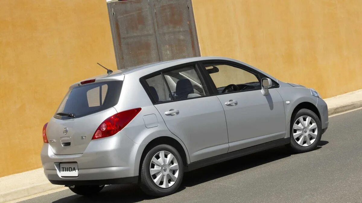 Nissan leaf 2013. Nissan tiida 2010. Nissan tiida 2007 хэтчбек. Ниссан тиида 2008 красный. Ниссан тиида хэтчбек.