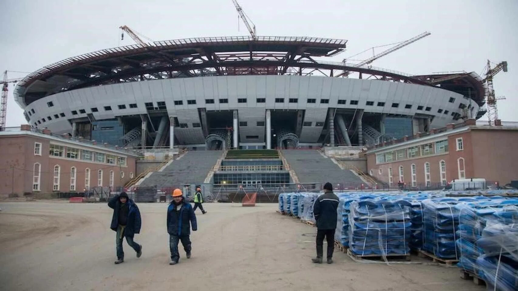 Строительство нового стадиона. Стадион Зенит стройка для ЧМ 2018. Зенит Арена выкатное поле. Каток Зенит Арена.