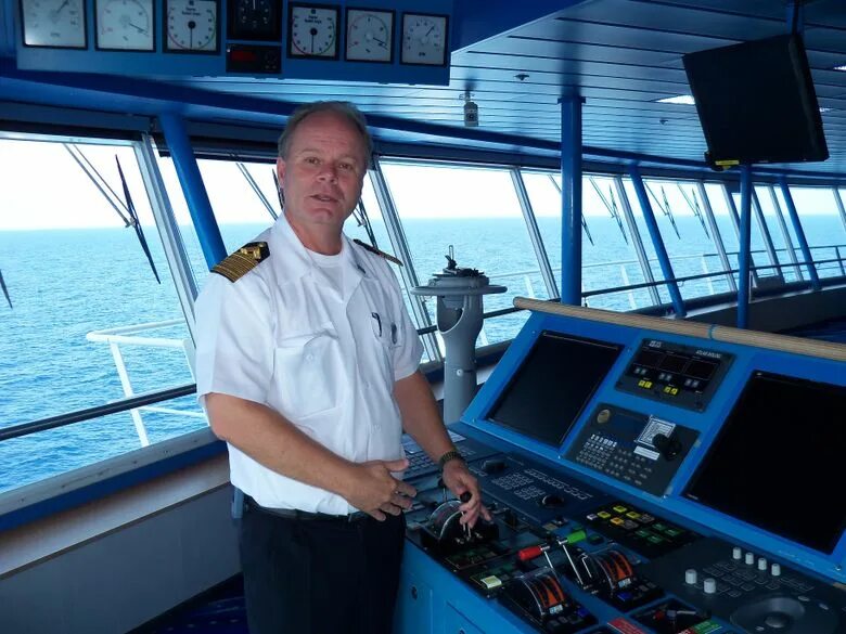 Ship captain. Капитан круизного лайнера. Форма капитана круизного лайнера. Капитан самого большого круизного лайнера. Кабина капитана круизного лайнера.