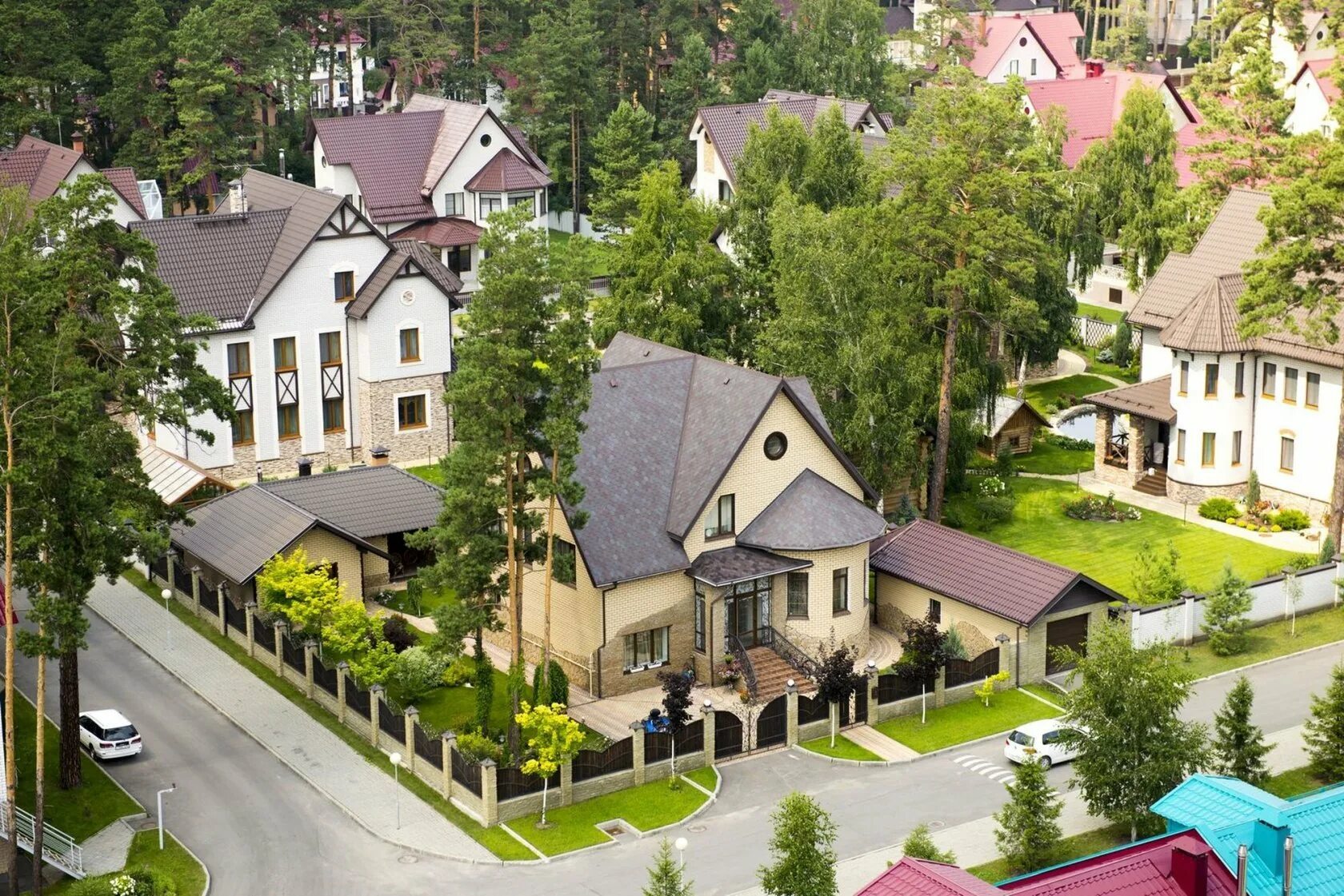 Поселок сады майендорф. Николина гора коттеджный поселок. Рублёвка барвиха посёлок. Особняки на рублевке. Рублевка коттеджный поселок.