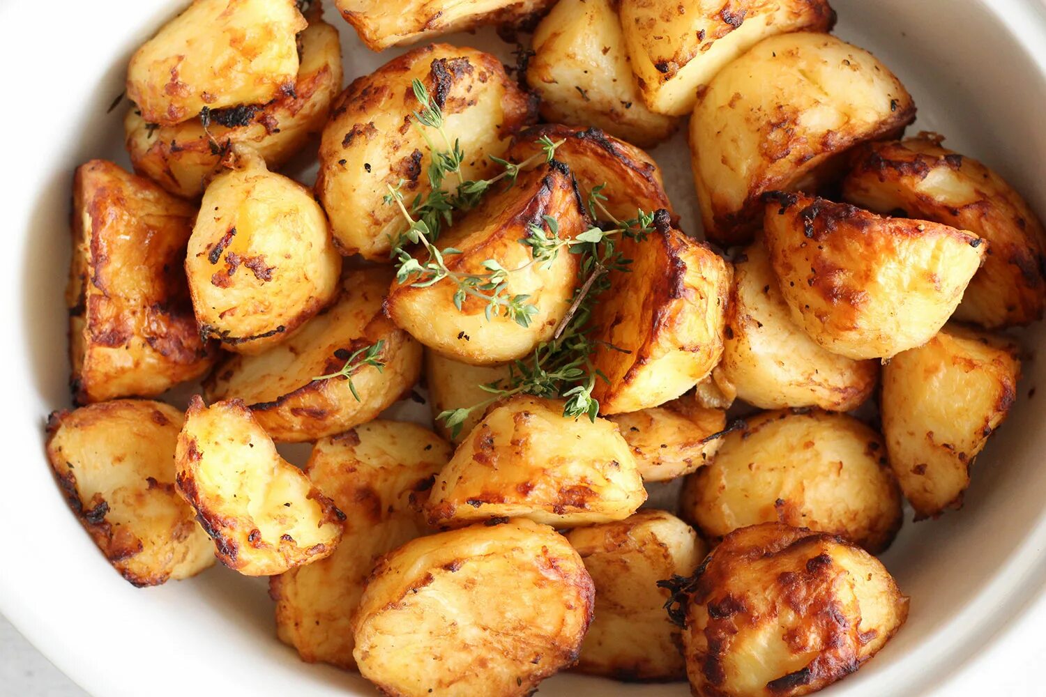 Сколько времени запекается картофель. Картошка в духовке. Картофель с корочкой в духовке. Картофель в мультиварке. Картошка с хрустящей корочкой.