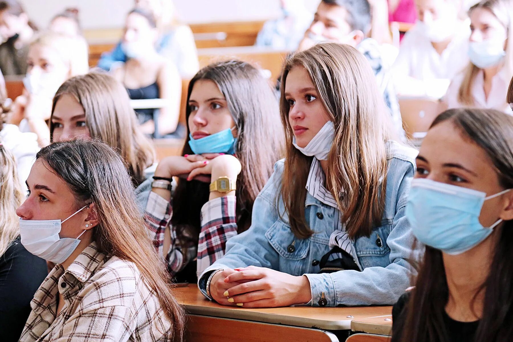 Человек поступающий в вуз. Академический колледж вгуэс. поступление в колледж. студент абитуриент. поступление в вуз.