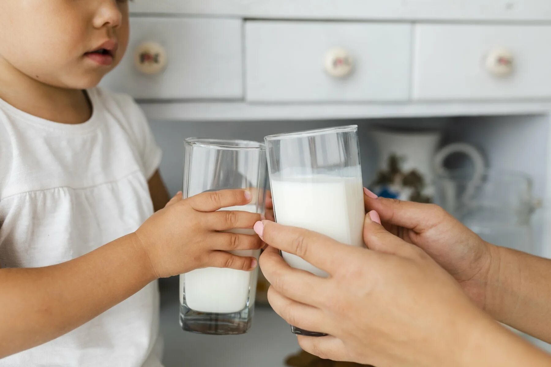 Фото детей с молочными продуктами. Молоко теплое и сладкое. Настоящее молоко. Человеческое молоко. Невкусное молоко