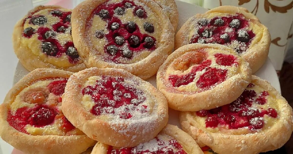 Булочка с малиной. Булочки с брюсникоц. Ватрушка с творогом и ягодами в духовке. Ватрушка с черникой. Ватрушка с творогом и ягодами в духовке.