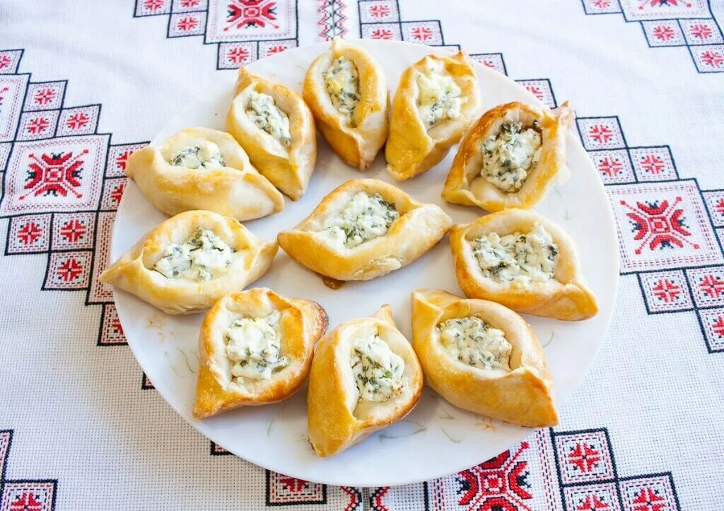 слойки с творогом. формы слоек с сыром. квадратные пирожки с картошкой. пироги с сыром из дрожжевого. мини пирожки с сыром во фритюре.