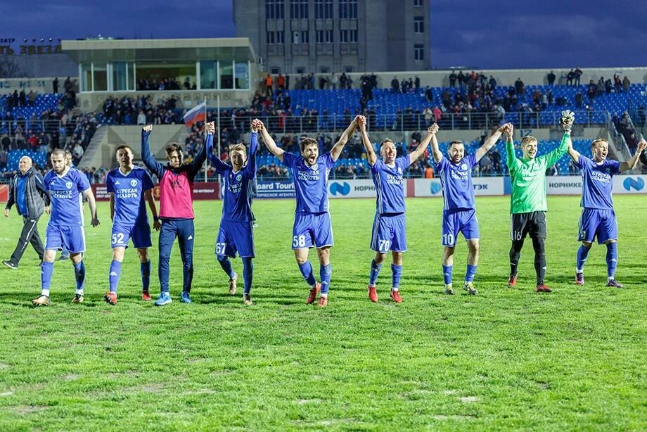 Сайт фк авангард курск. Авангард (футбольный клуб, Курск). Футболист Авангард Курск. Курский Авангард футбольный клуб. Авангард (футбольный клуб, Жидачов).