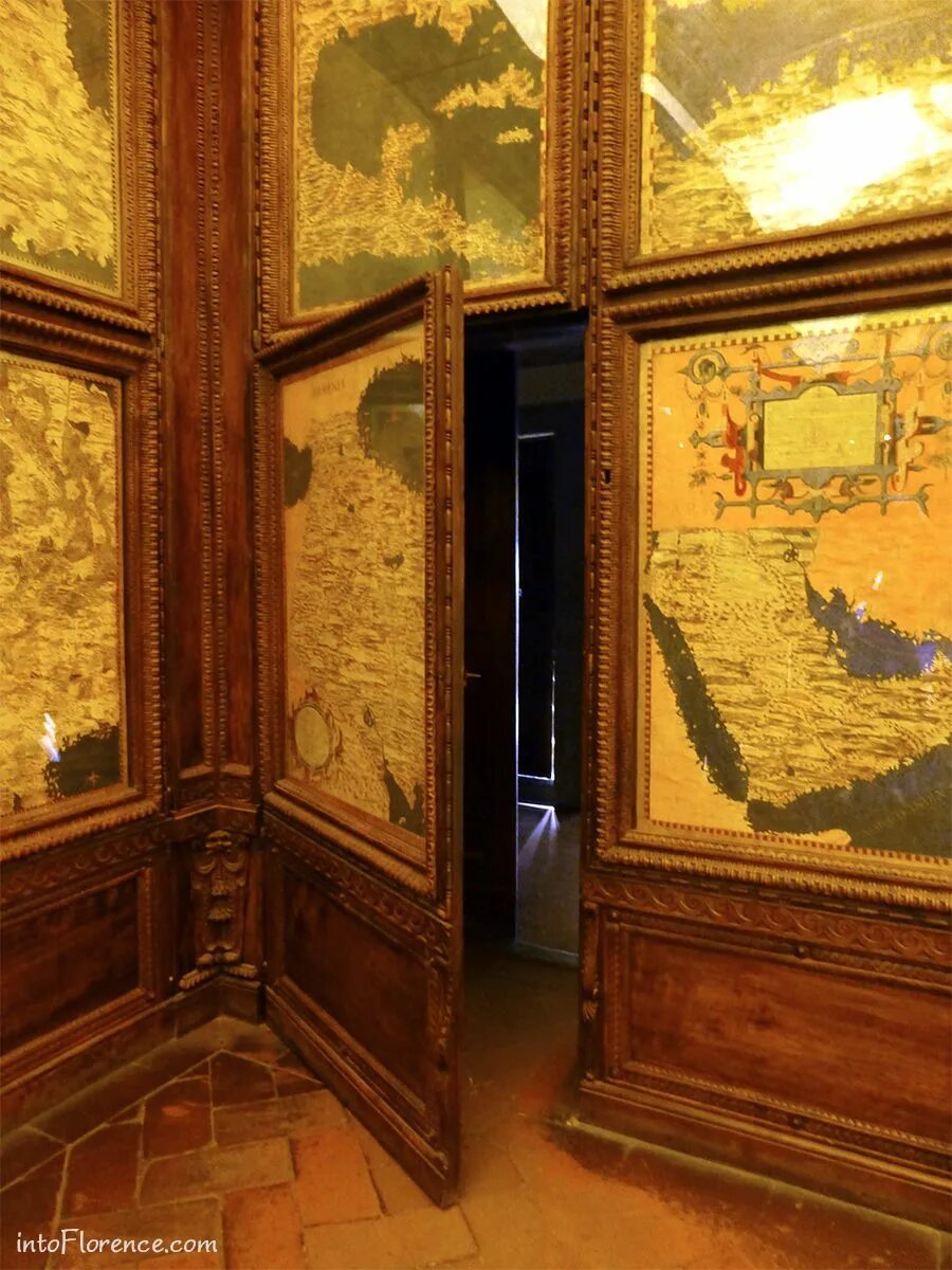 В каком году придумали двери. Зал географических карт в палаццо Веккьо. Флоренция палаццо Веккьо зал географических карт. Потайные ходы палаццо Веккьо. Стены зала палаццо Веккьо.