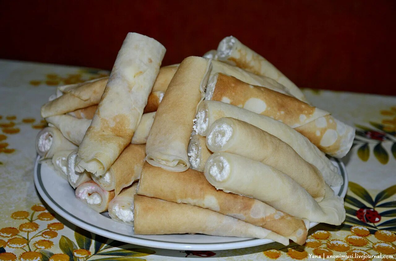 Блинчики фаршированные творогом. Творожная начинка для блинчиков. Блины с творогом и изюмом. Блинчики с творогом и сметаной. Блинчики фаршированные творогом.