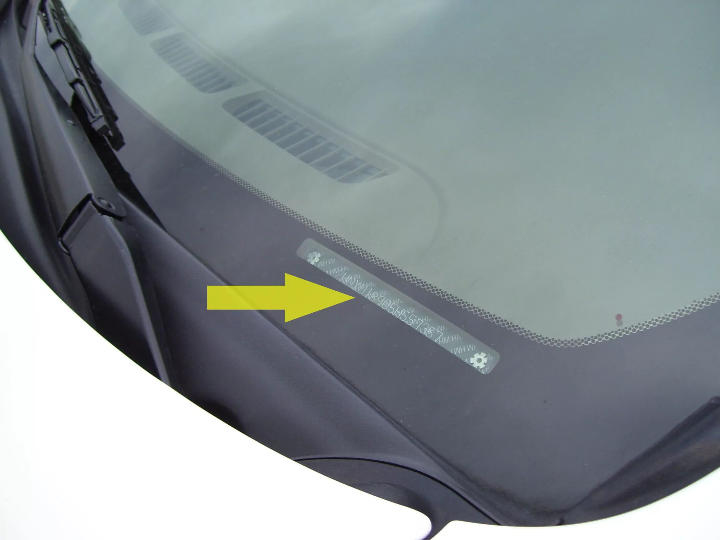 Вин номер под лобовым стеклом. Вин номер под лобовым стеклом. Ford focus 2 vin под лобовым стеклом. Вин номер под лобовым стеклом. Табличка под лобовым стеклом toyota corolla 2015.