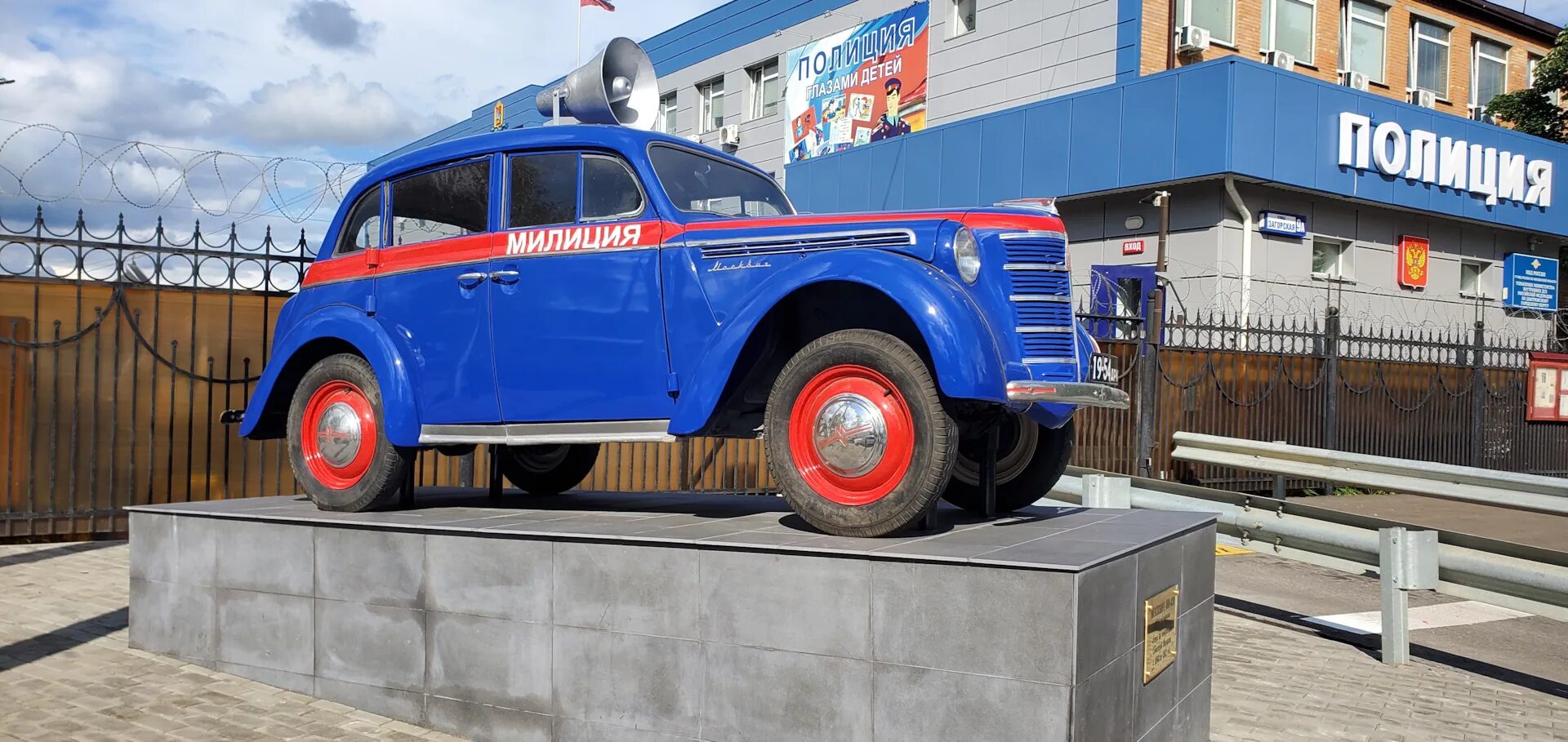 Памятник патрульный москвич в туле. Москвич 412 гаи. Памятник гаи архангельск. Памятник автомобиль москвич 401 шахты. Памятники вов узловая.