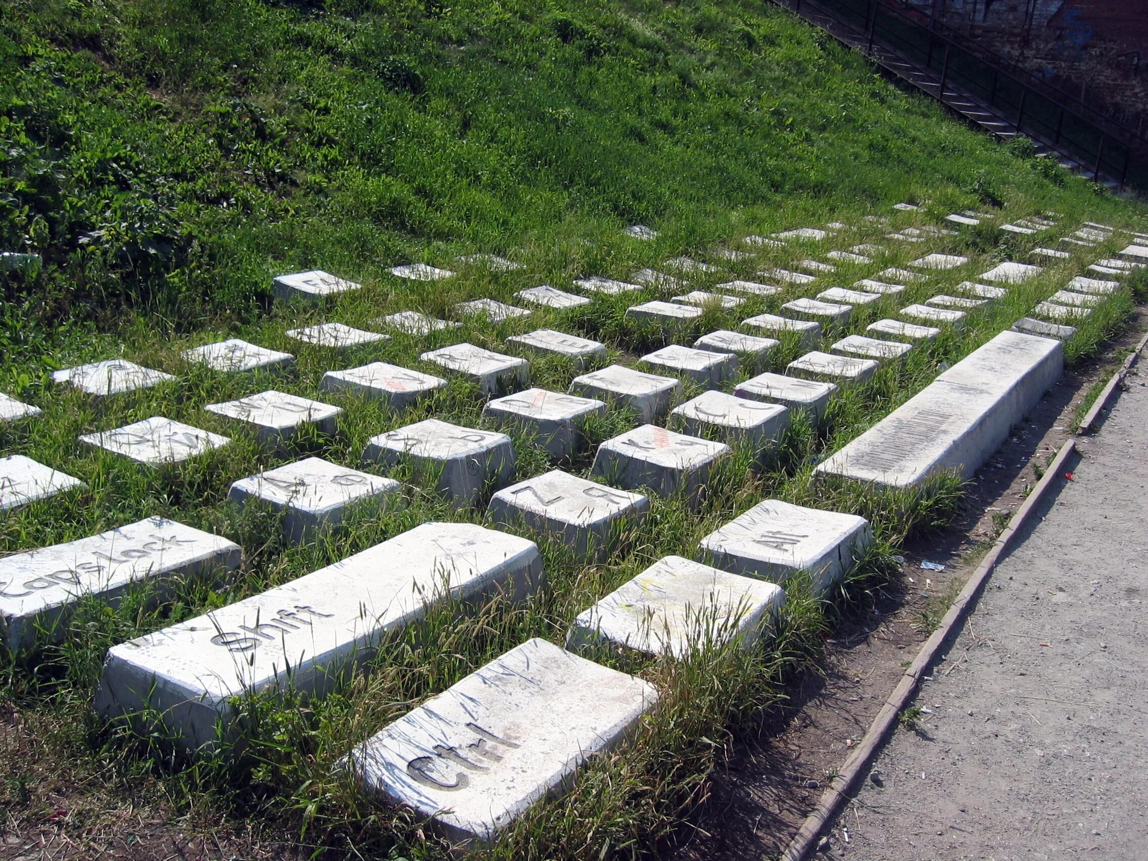 памятник клавиатуре екатеринбург вид сверху. памятник клавиатуре екатеринбург зимой. памятник клавиатуре екатеринбург. в екатеринбурге есть памятник клавиатуре. достопримечательности екатеринбурга памятник клавиатуре.