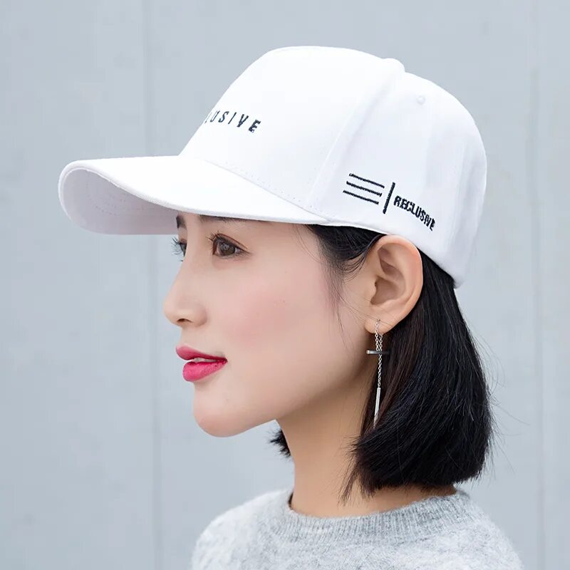 модные кепки 2023 женские весна. девушка в кепке. кепка женская 2023. кепки женские 2022. кепка женская 2023.