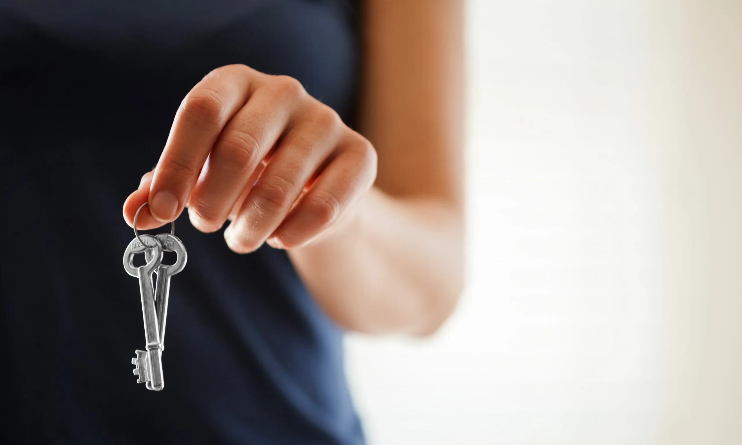 Мужчина дает ключи. Ключ в руке. Ключи в женской руке. Ключи от квартиры в руке. Рука держит ключ.
