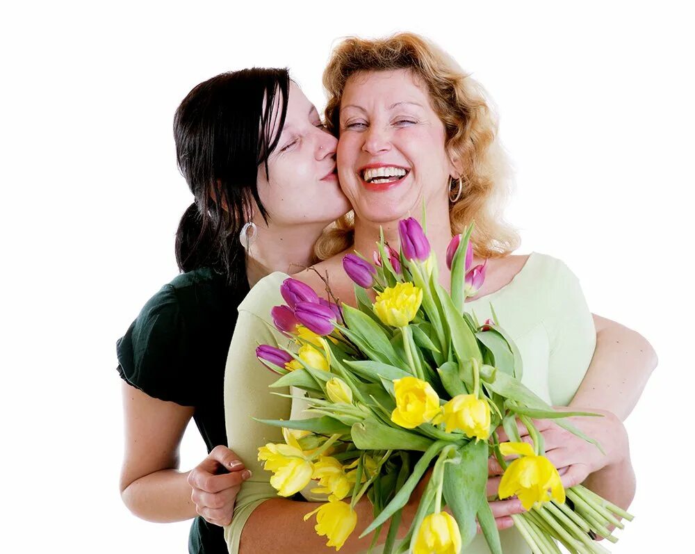 Взрослая женщина и дочь. Цветы для мамы. Маме дарят цветы. Букет для мамы. День матери.