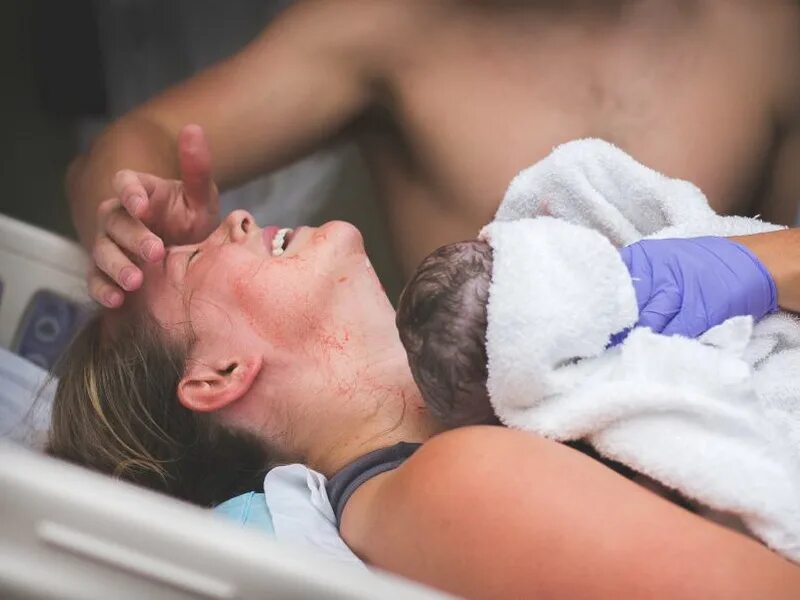 Смех роды. Смех роды. Материнство и рождение ребенка. Женщина которояраждаетрибёнка. Беременные женщины рожают с болью.