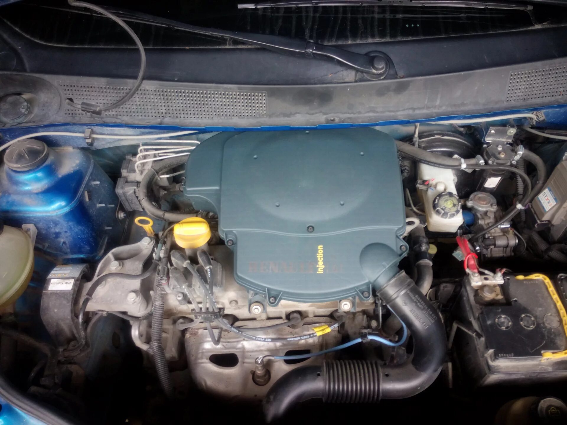 Рено логан 2 мотор 1. Моторный отсек рено логан 1. 4. Мотор рено логан 1. 6 16 клапанов.