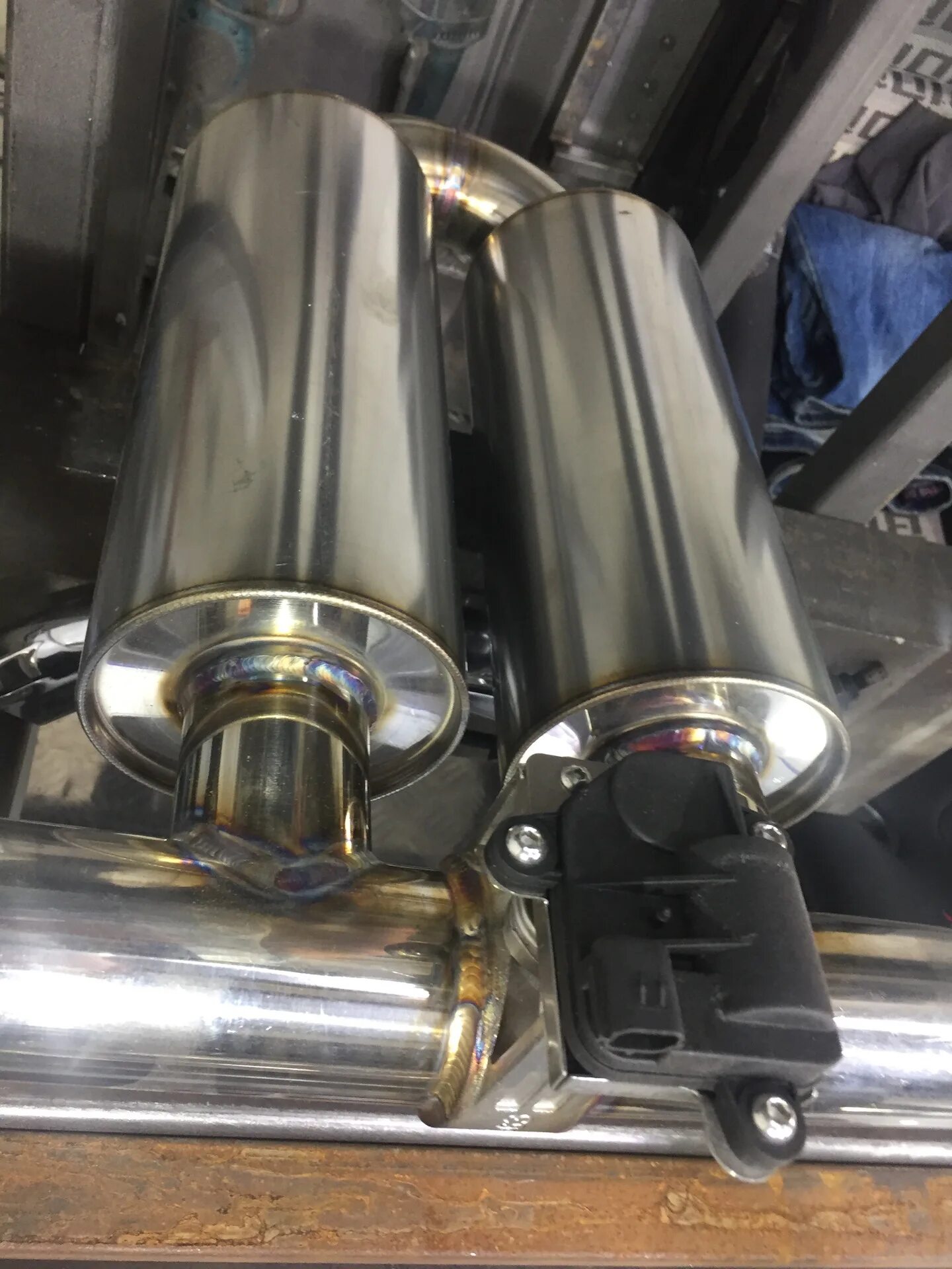 Управляемый выхлоп. Управляемый выхлоп бмв. Электро заслонка выхлопа subaru. Банка управляемого выхлопа. Заслонка тройник выхлоп.