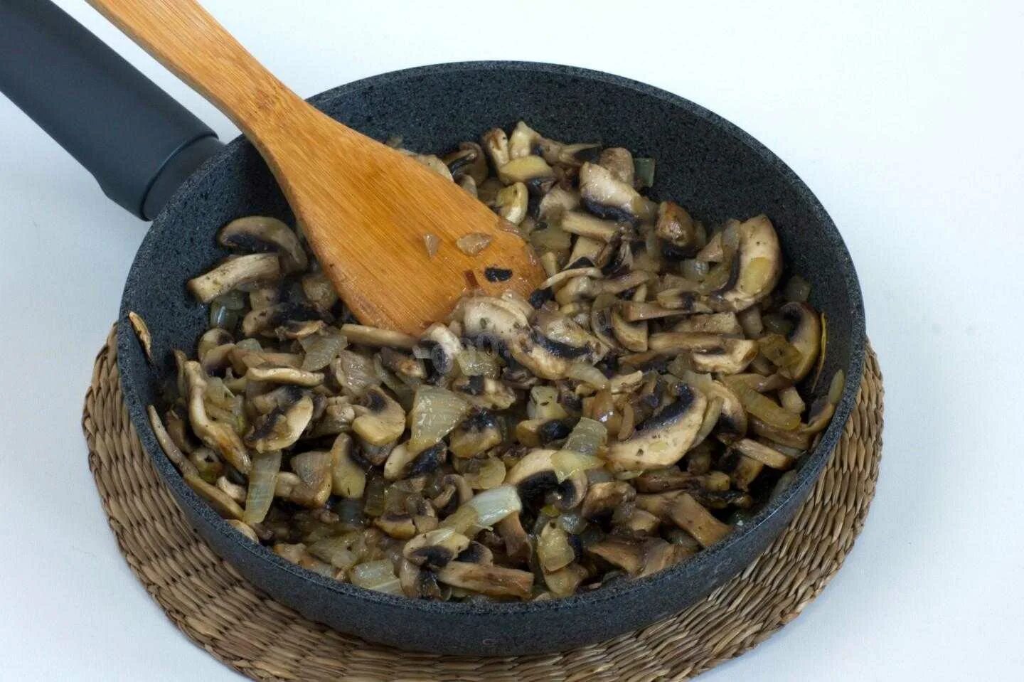 Вкусно пожарить шампиньоны на сковороде с луком. Шампиньоны жареные на сковороде с луком. жареные шампиньоны на сковороде. обжаренные грибы. жареные шампиньоны с луком.