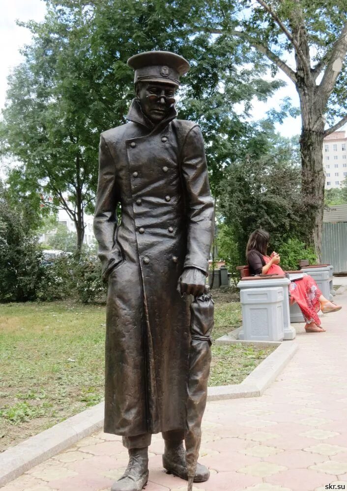 Человек в футляре. Памятник человек в футляре Южно Сахалинск. Памятники героям Чехова. Скульптуры Чехов Таганрог. Памятники литературным героям а.п.Чехова..