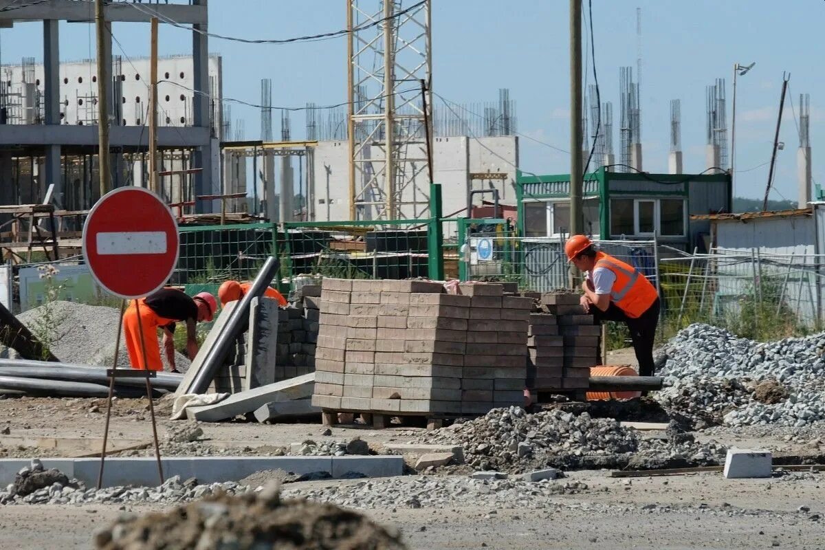 Жилой дом у дороги. Строительство закрыто.