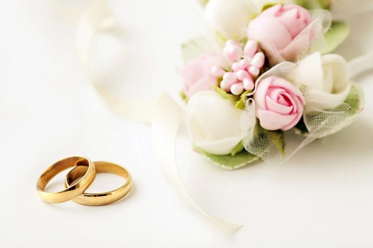 Свадебный фон. Свадебные кольца. Обручальные кольца с цветами. Свадебная открытка.