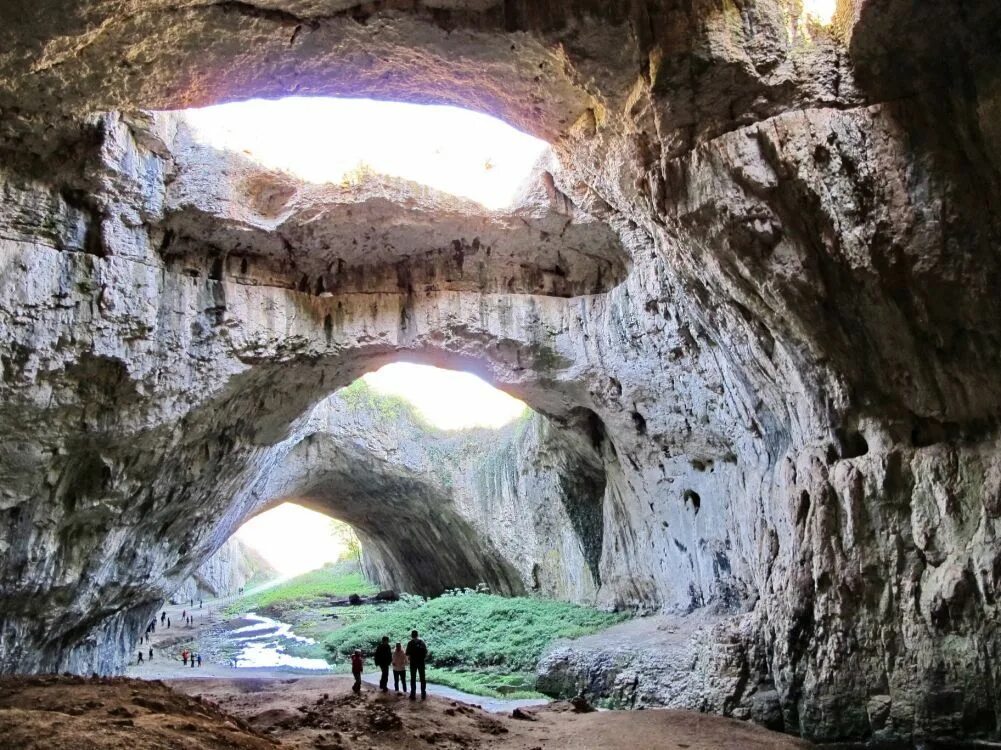 Big mother nature cave. Пещера Ивана Рилского Болгария. Пещера Деветашка Болгария. Пещера утроба в Болгарии. Пещера венеца Болгария.