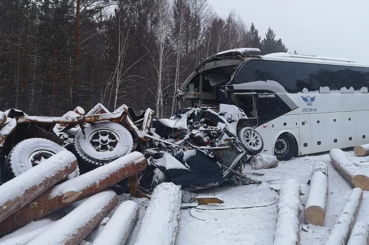 Авария в шагонаре. ДТП В Братске с автобусом и лесовозом. Трасса а 331 Вилюй. Автобус врезался в лесовоз Иркутская область.