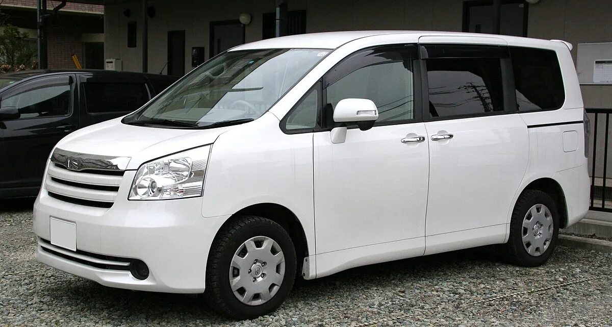 Toyota noah 2022. Минивэн toyota noah hybrid 2015. Toyota noah 2010. Нох японский машина. Toyota noah 2015.