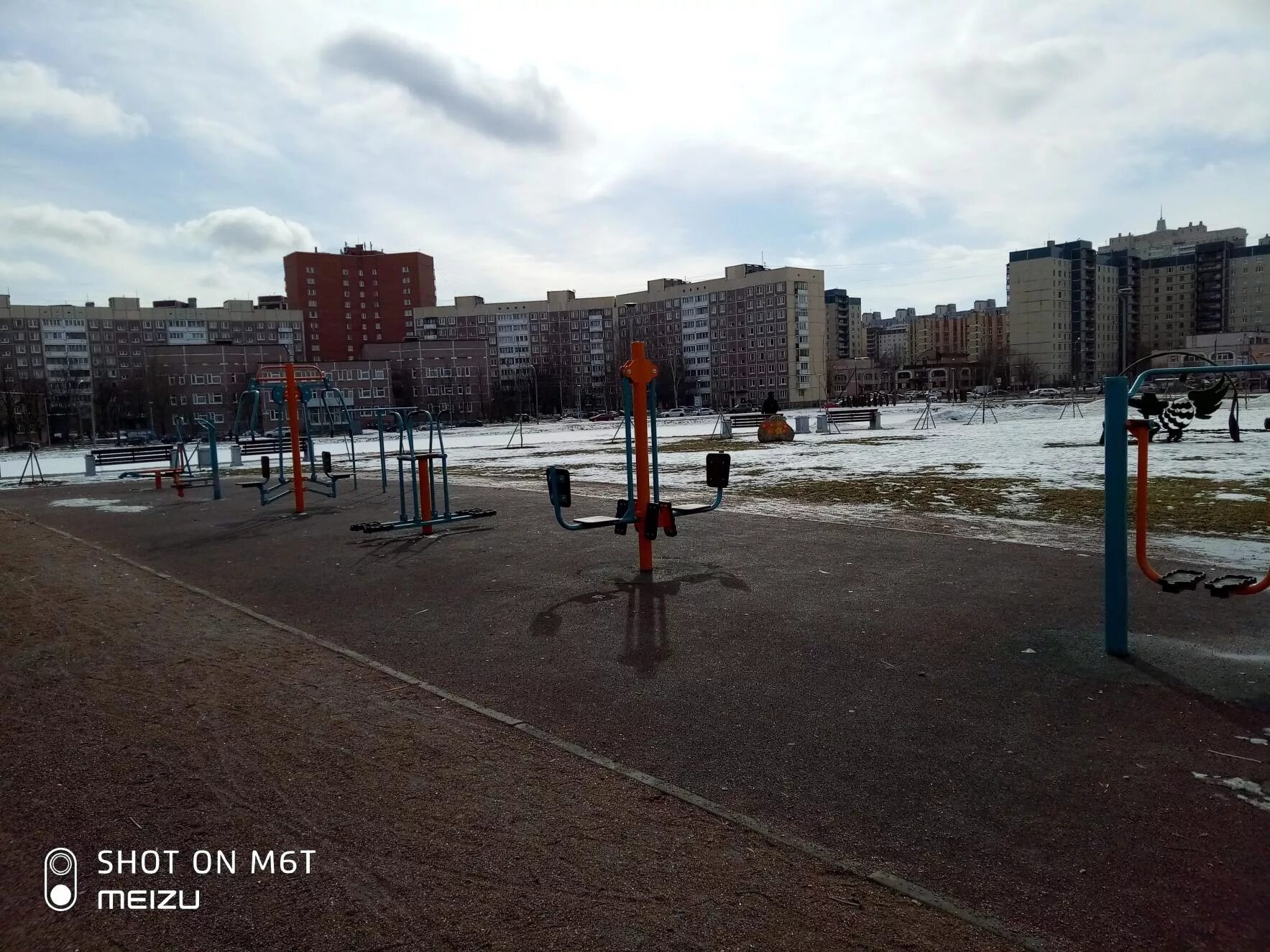 Парк на комендантском проспекте спб. Спортивная площадка озеро долгое. Парк комендантский проспект. Комендантский проспект парк. Парк комендантский проспект.