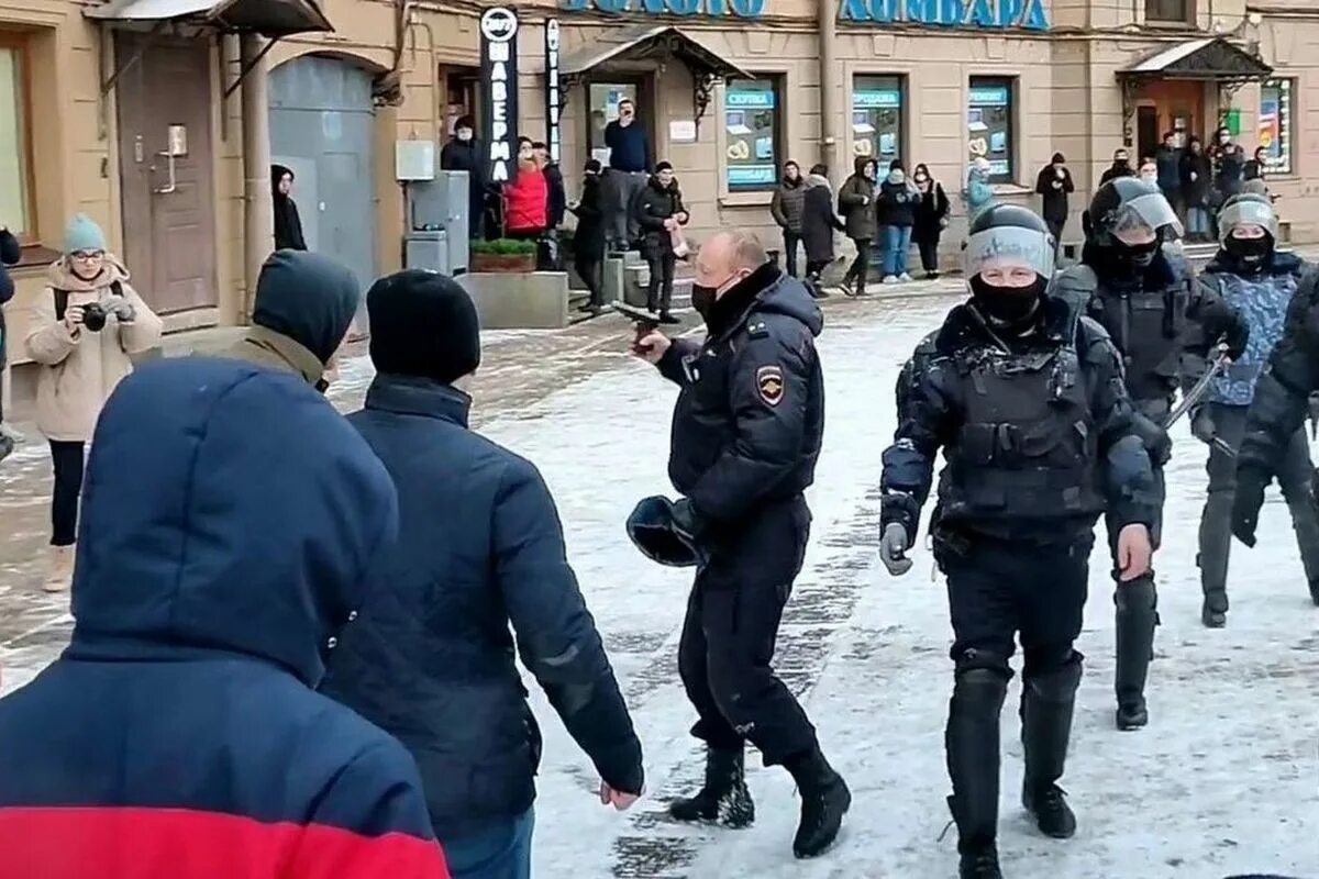 Петербург протесты полиция. Толпа полицейских. ОМОН В Санкт- Петербурге 2021. Сотрудники на митинге