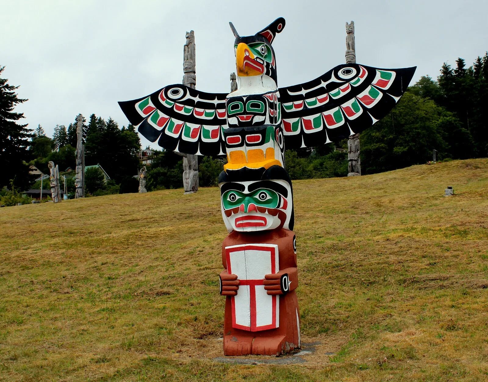 Totem pole. Тотем Словакии. Тотем индейцев. Тотем Мургута. Тотемы майншилда.