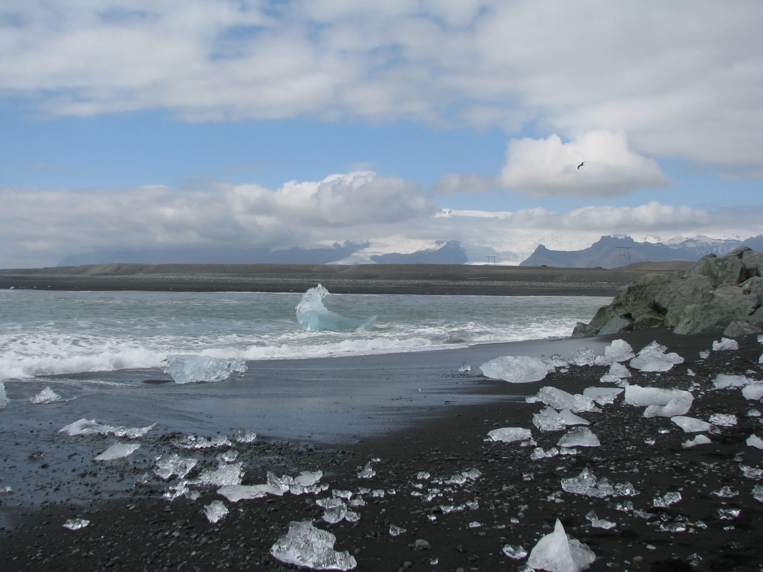 На льдах какого залива обитают белые. Лед на заливе. Бриллиантовый пляж Исландия. Домовый залив в Исландии. Снеговые тучи над берегом.