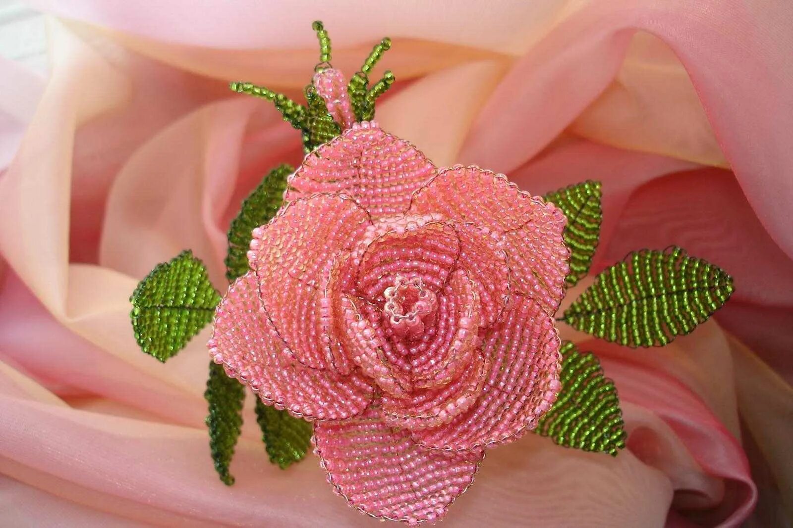 Цветы из бисера. Розы бисером. Красивые букеты из бисера. Плетение бисером розы.