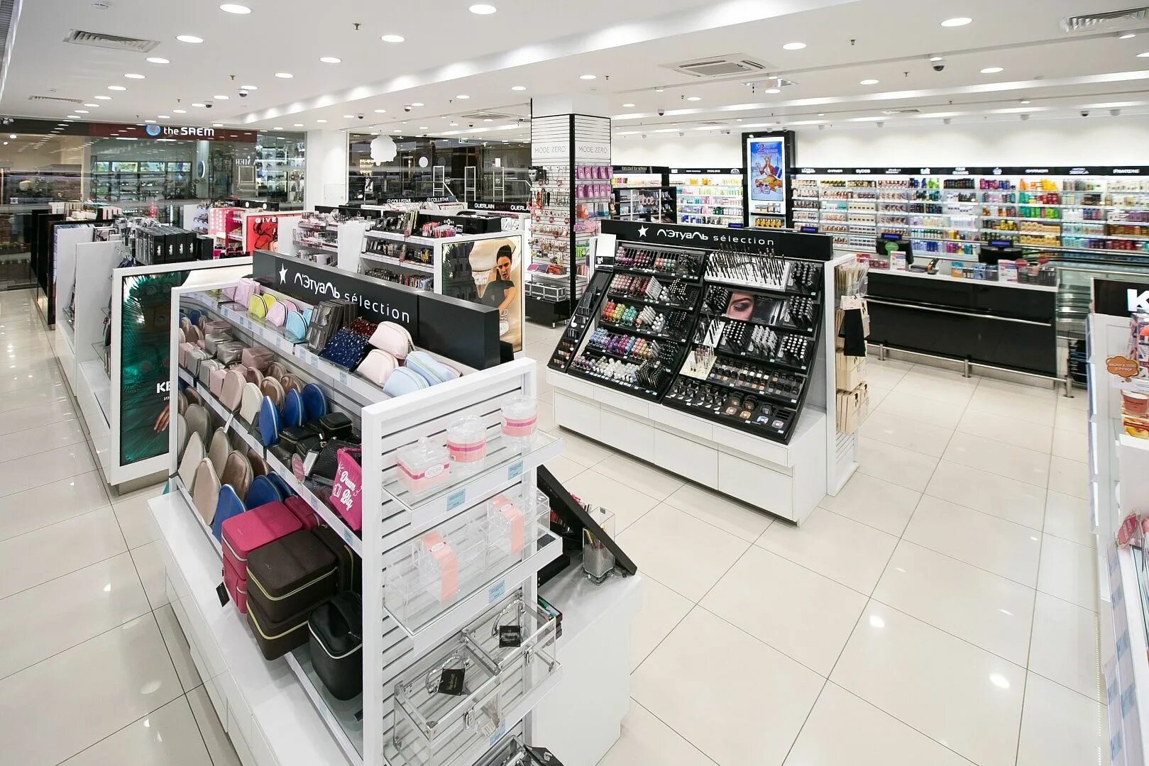 Витрина магазина летуаль. Сегодня летуаль работает. Летуаль егорьевск. Летуаль магазин внутри. Магазин л’этуаль внутри.