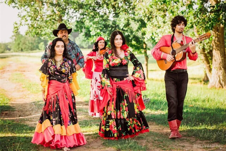 Табор цыган. Мир мирам табор. Цыганский табор. Мир мирам табор. Цыгане этнические группы.