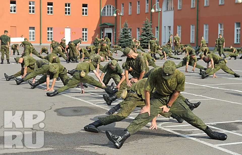 Под плацем. Солдаты на плацу. Военный плац. Плац в армии. Солдатский плац.