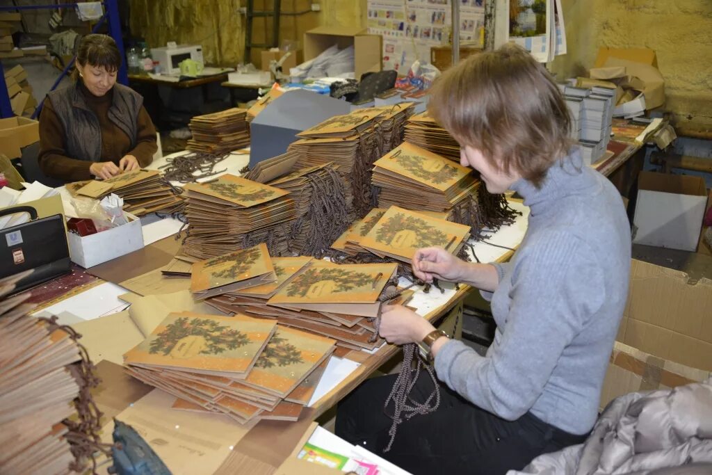 Сборщица бумажных пакетов. Комплектация товара на складе. Работа сборка для женщин. Сборщик продуктов в супермаркете. Сборщик бумажных изделий.