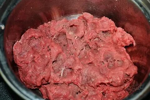 Мелет мясо
