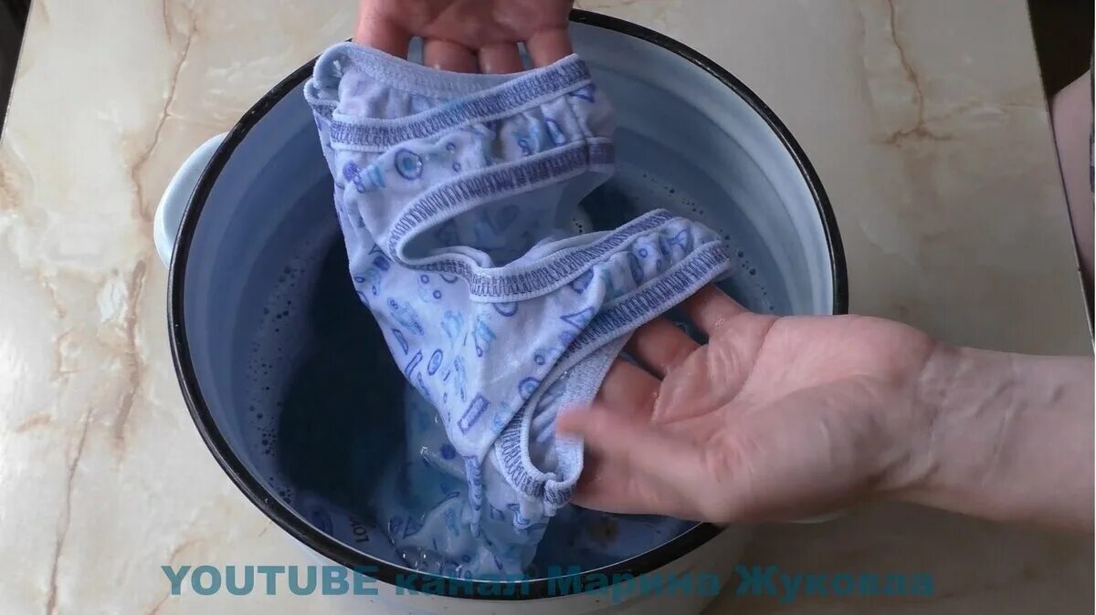 Белизна для отбеливания вещей. Как отбелить белую футболку. Вещи после отбеливателя. Покрасились белые вещи чем отбелить. Белая вещь покрасилась при стирке.