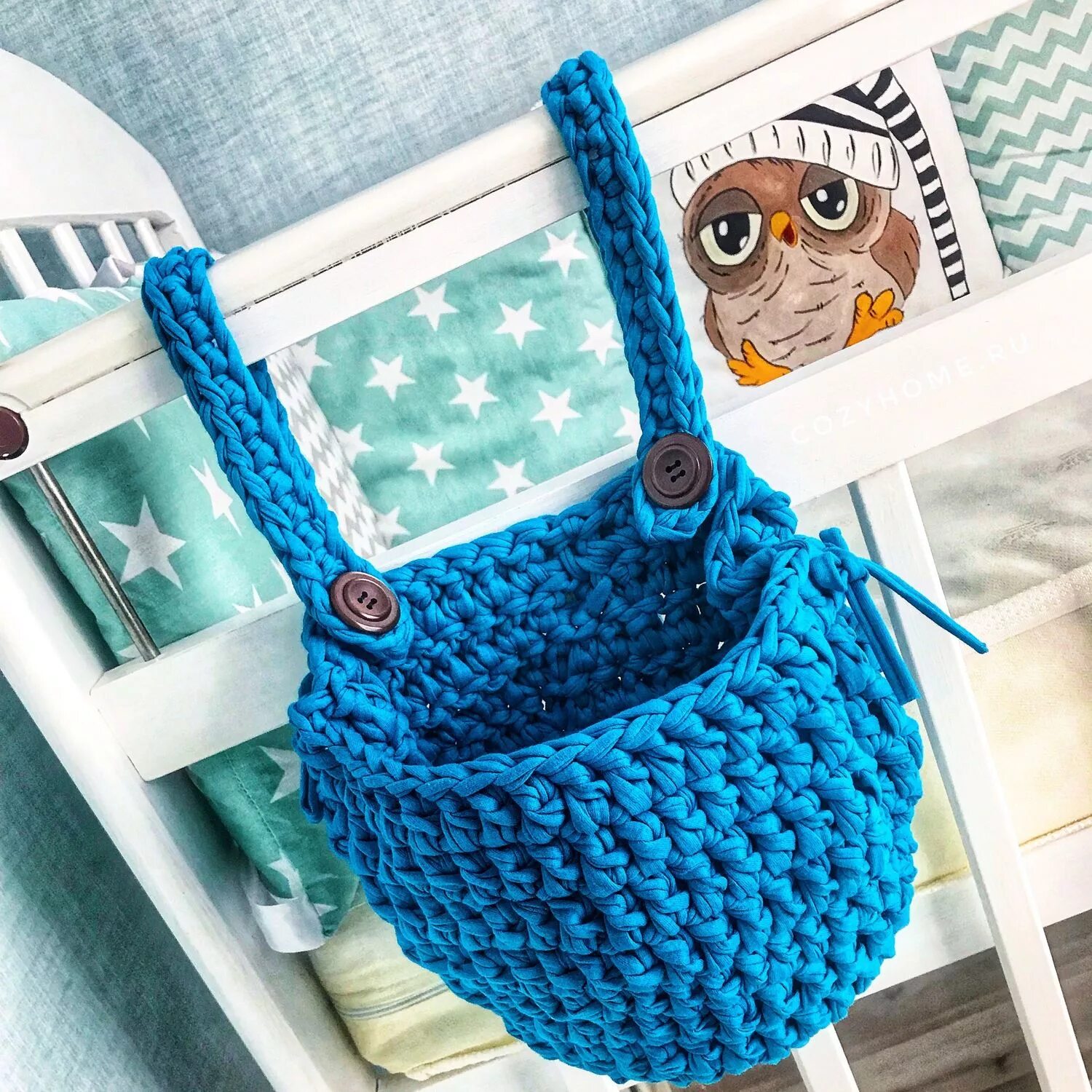 Вязаные корзинки на детскую кроватку. Вязаный карман на детскую кроватку. Корзинки совушки из трикотажной пряжи. Вязаные кармашки на детскую кроватку. Корзинка на кроватку из трикотажной пряжи.