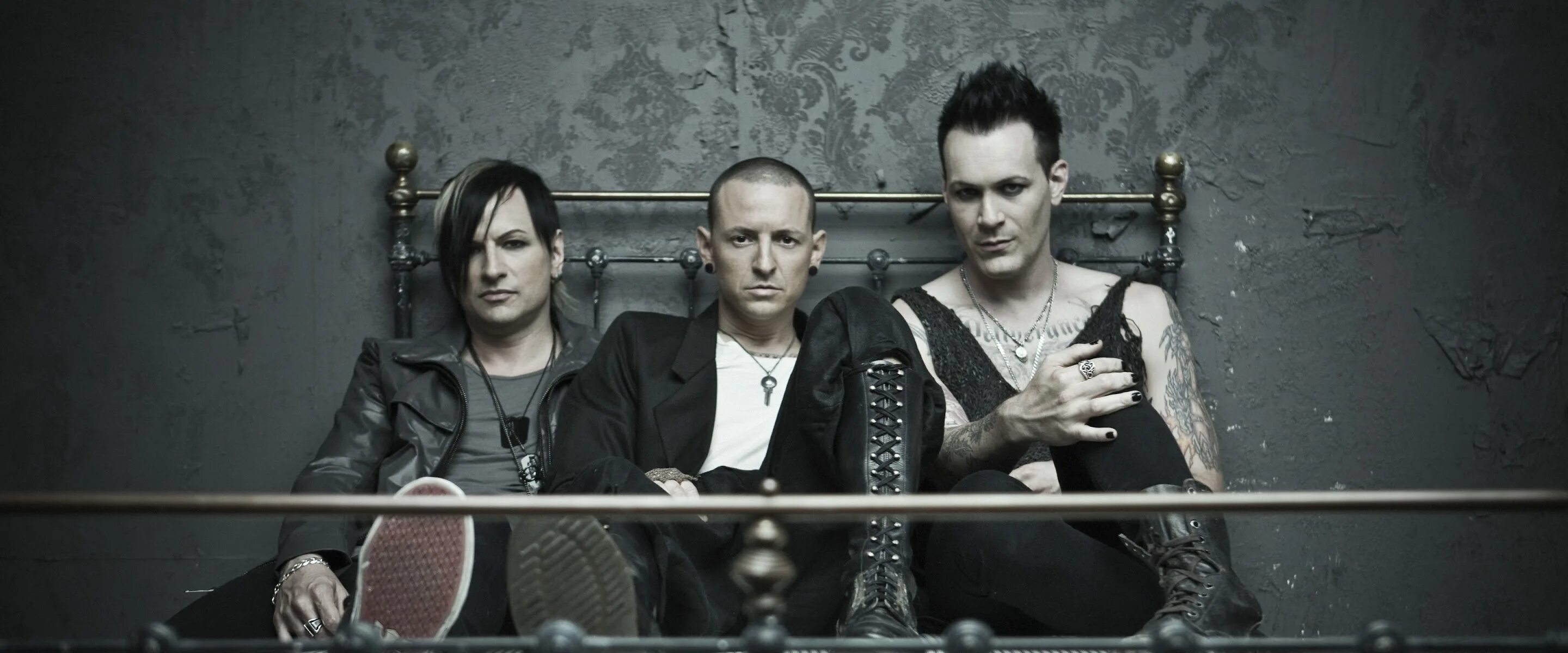 Группа dead by sunrise. Dead by sunrise out of ashes. Dead by sunrise out of ashes. Dead by sunrise chester bennington. Dead by sunrise фотосессия.
