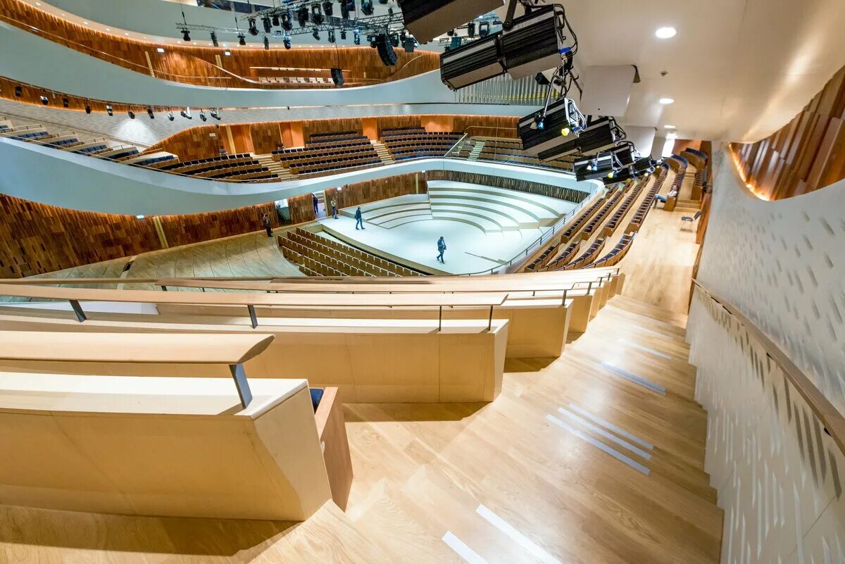 Концертный зал в парке зарядье. Парк зарядье концертный зал. Концерт зал зарядье. Большой зал концертного зала зарядье. Зал зарядье амфитеатр.