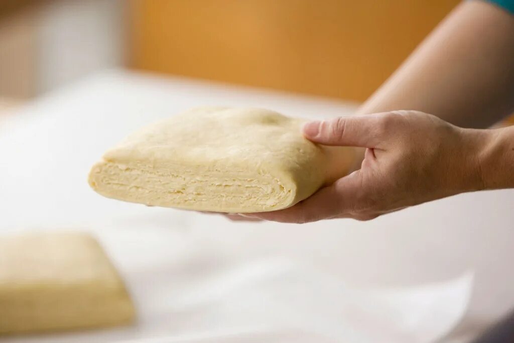 Разморозить дрожжевое тесто в микроволновке. Тесто. Слоеное тесто. Фото приготовления слоеного теста. Слоеное тесто фото.