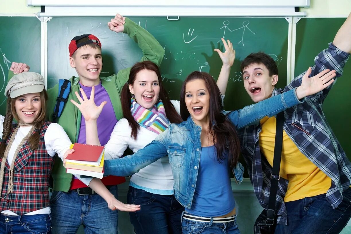 Счастливые подростки в школе. Студенчество. С днем студента. Современные подростки в школе.
