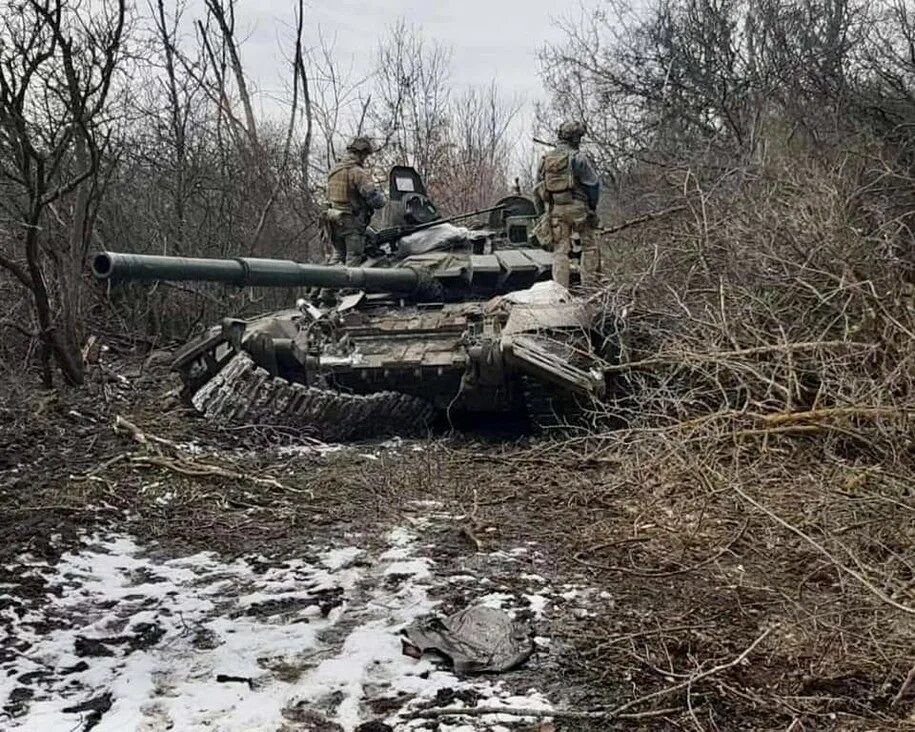 Танк против 8 украинских. Танки т72 на Донбассе. Т-72б3 ВСУ. Подбитый т-72б3. Т-72 ВСУ.