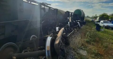 Поезд сошел с рельс камаз