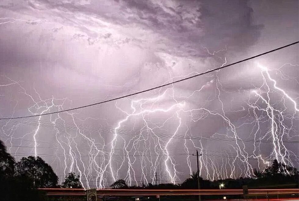 Молния в антенну. 10 ударов молнии. Мощность удара молнии. Токовые струи молния. Грозовая энергетика.