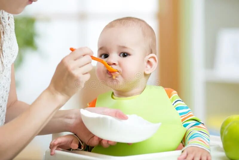 Feeding baby. Feeding baby with spoon. Feeding baby. Feeding baby. Новорожденный ест.